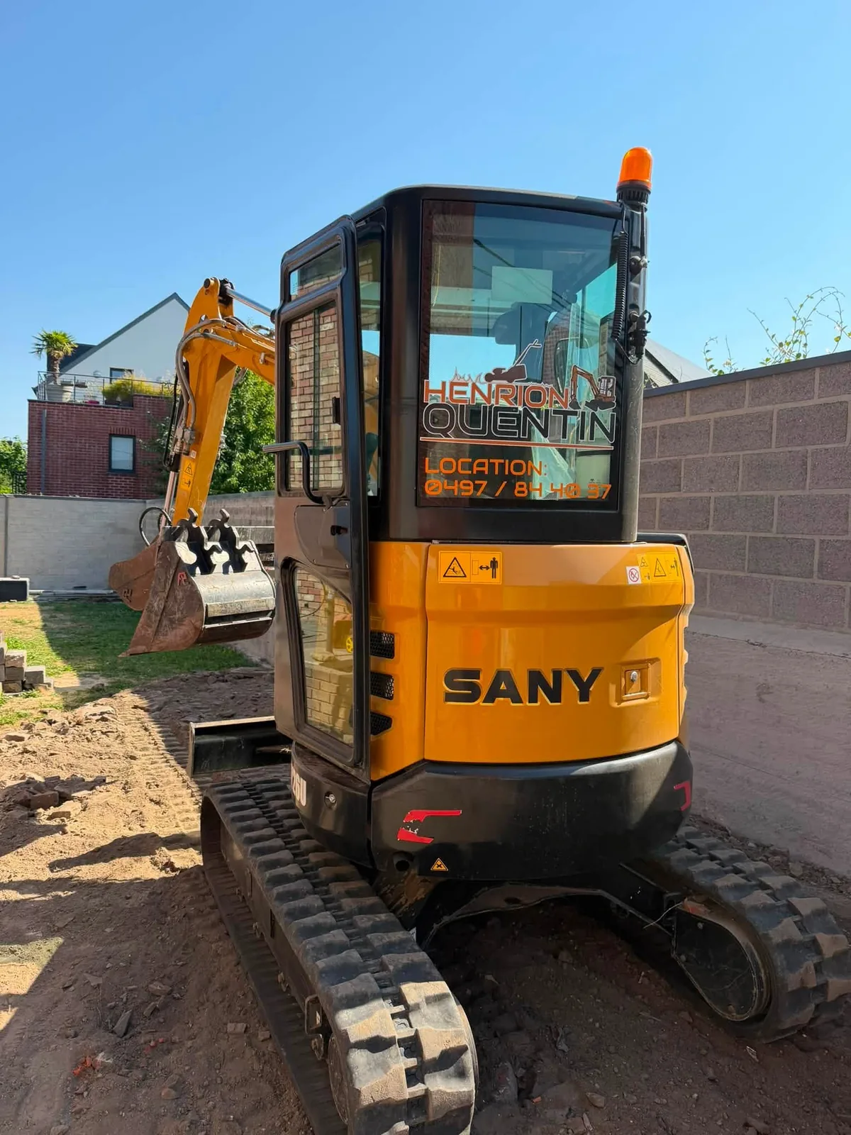 Mini-pelle sur un chantier de terrassement