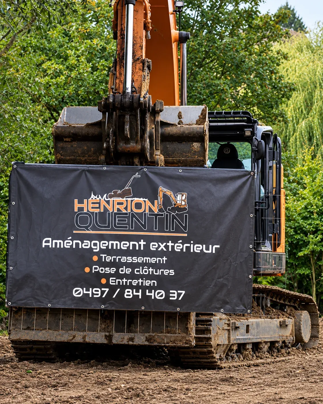Pelle Henrion Quentin sur un chantier, bâche Aménagement extérieur