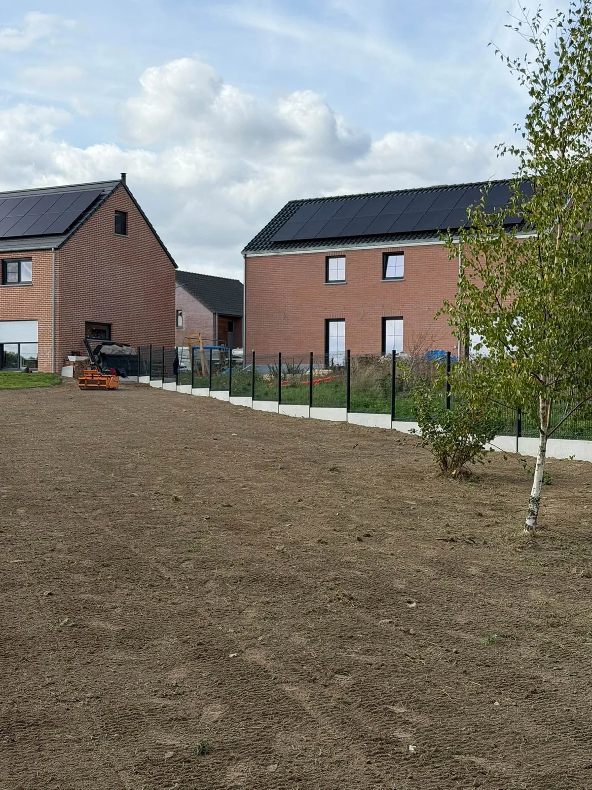 Terrain nivelé derrière des maisons