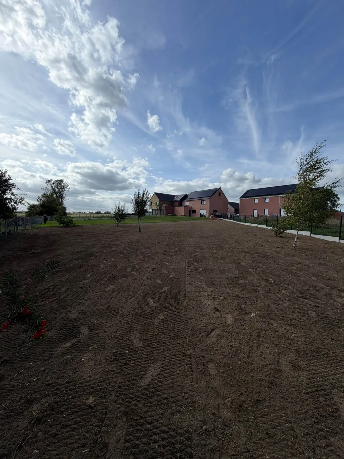 Terrain nivelé et préparé près de maisons neuves