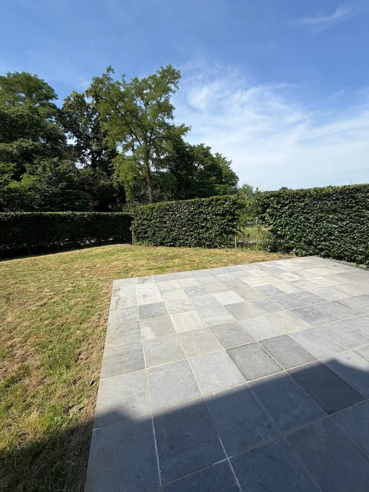 Terrasse en dalles dans un jardin